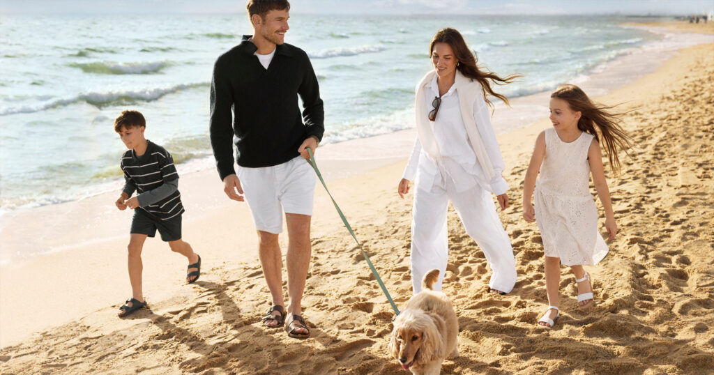 Golden_Age_Maritima_Brighton_Location_Family_on_Brighton_Beach_2000x1050